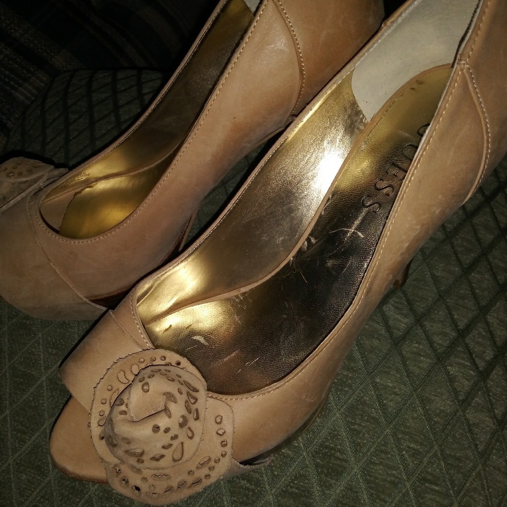 Guess Beige Floral Embelished Heel size 6